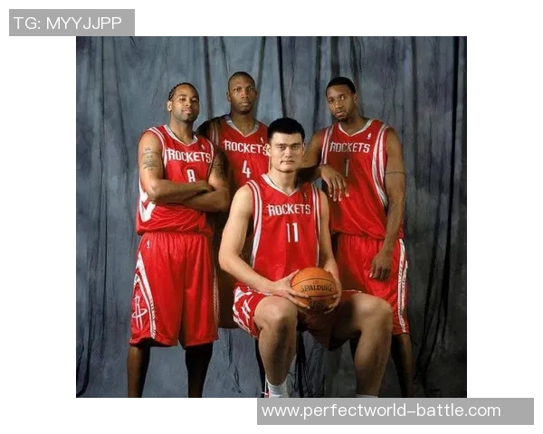 姚明与乔丹温情拥抱瞬间展现篮球传奇友谊与体育精神的完美结合